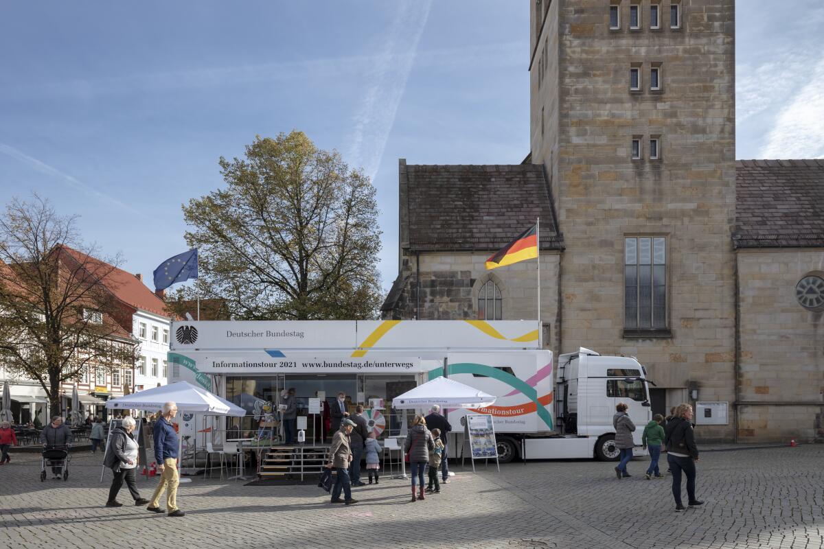 Außenansicht des Infomobils des Deutschen Bundestages auf dem Pferdemarkt in Hameln. Außenansicht des Infomobils des Deutschen Bundestages auf dem Pferdemarkt in Hameln.