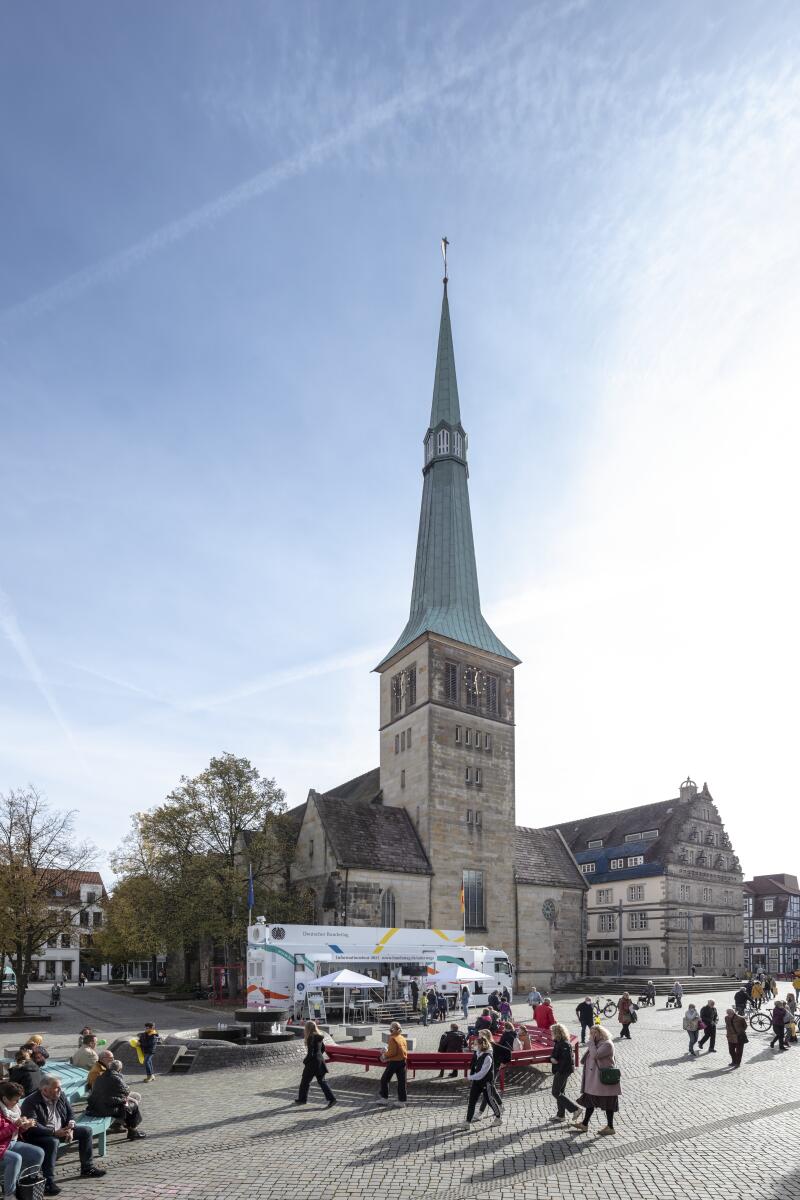 Außenansicht des Infomobils des Deutschen Bundestages auf dem Pferdemarkt in Hameln. Außenansicht des Infomobils des Deutschen Bundestages auf dem Pferdemarkt in Hameln.