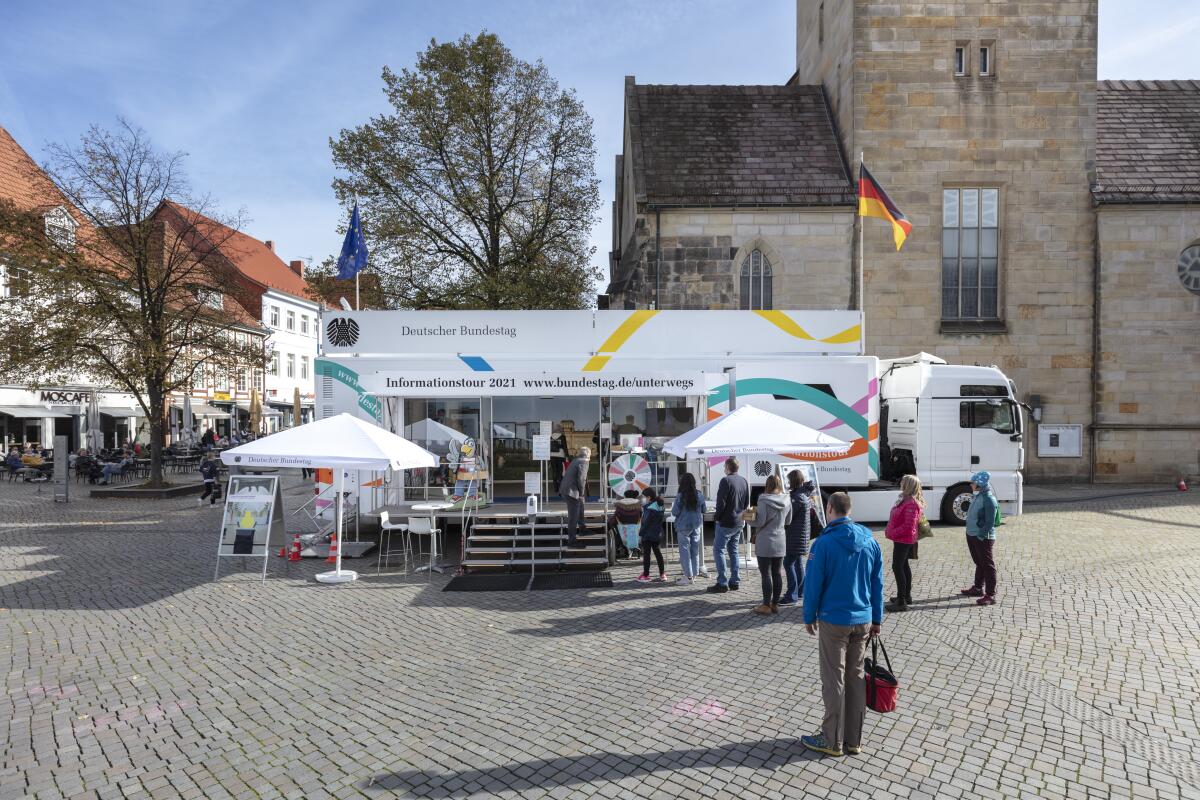 Außenansicht des Infomobils des Deutschen Bundestages auf dem Pferdemarkt in Hameln.; Das Infomobil will die Öffentlichkeit an zentralen publikumswirksamen Plätzen über die Arbeit des Parlaments und seiner Mitglieder informieren. Bürgerinnen und Bürger haben Gelegenheit, mit ihren Bundestagsabgeordneten aus dem Wahlkreis in Kontakt zu treten und sich aus erster Hand über Aufgaben und Arbeitsweise des Parlaments zu informieren. Außenansicht des Infomobils des Deutschen Bundestages auf dem Pferdemarkt in Hameln.; Das Infomobil will die Öffentlichkeit an zentralen publikumswirksamen Plätzen über die Arbeit des Parlaments und seiner Mitglieder informieren. Bürgerinnen und Bürger haben Gelegenheit, mit ihren Bundestagsabgeordneten aus dem Wahlkreis in Kontakt zu treten und sich aus erster Hand über Aufgaben und Arbeitsweise des Parlaments zu informieren.
