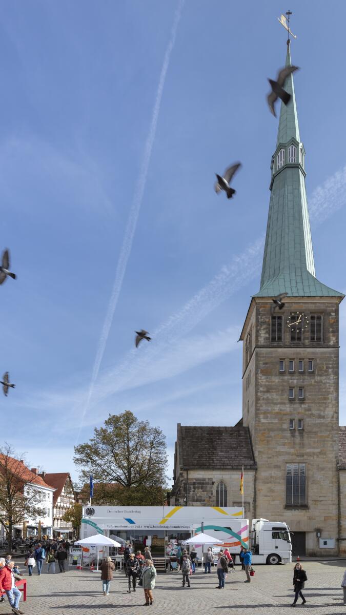Außenansicht des Infomobils des Deutschen Bundestages auf dem Pferdemarkt in Hameln. Außenansicht des Infomobils des Deutschen Bundestages auf dem Pferdemarkt in Hameln.