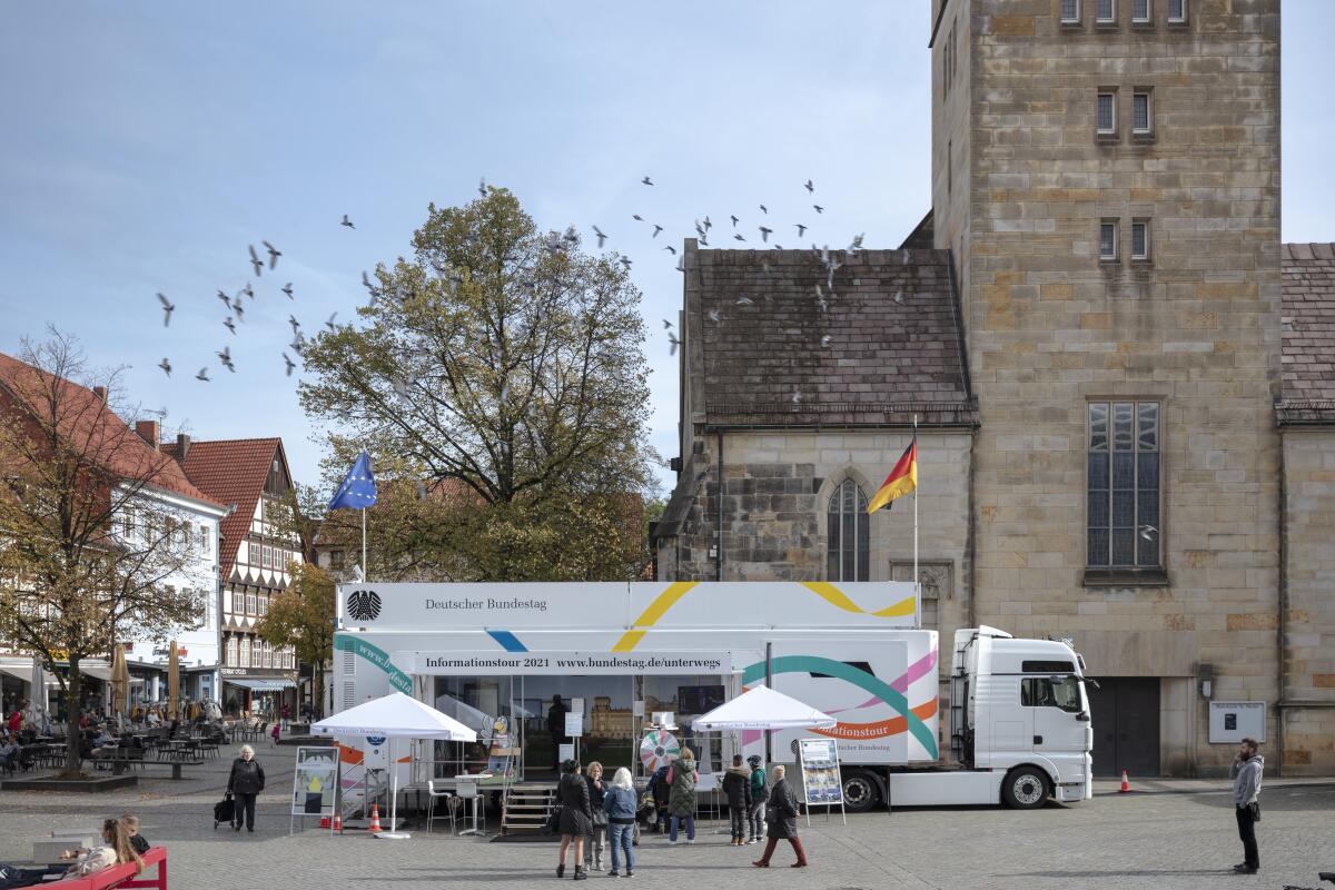 Außenansicht des Infomobils des Deutschen Bundestages mit Besuchern auf dem Pferdemarkt in Hameln. Außenansicht des Infomobils des Deutschen Bundestages mit Besuchern auf dem Pferdemarkt in Hameln.