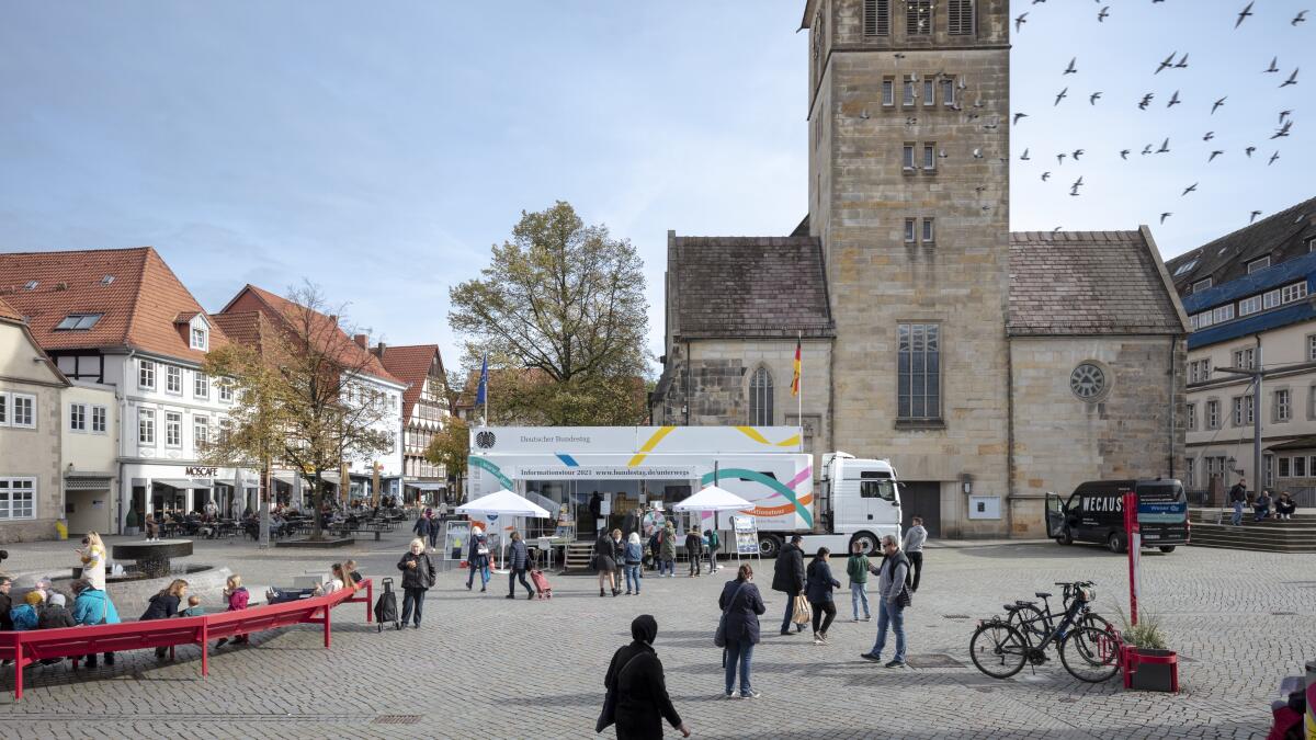 Außenansicht des Infomobils des Deutschen Bundestages mit Besuchern auf dem Pferdemarkt in Hameln. Außenansicht des Infomobils des Deutschen Bundestages mit Besuchern auf dem Pferdemarkt in Hameln.