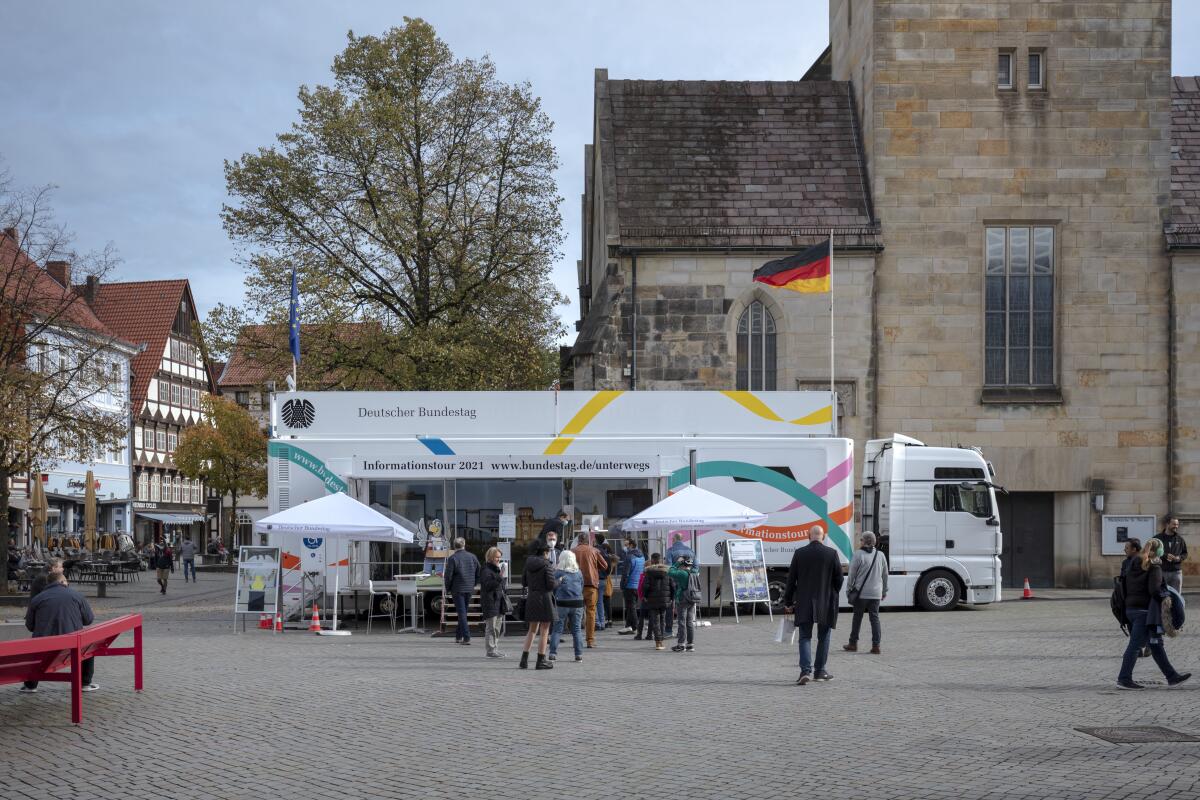Außenansicht des Infomobils des Deutschen Bundestages mit Besuchern auf dem Pferdemarkt in Hameln. Außenansicht des Infomobils des Deutschen Bundestages mit Besuchern auf dem Pferdemarkt in Hameln.