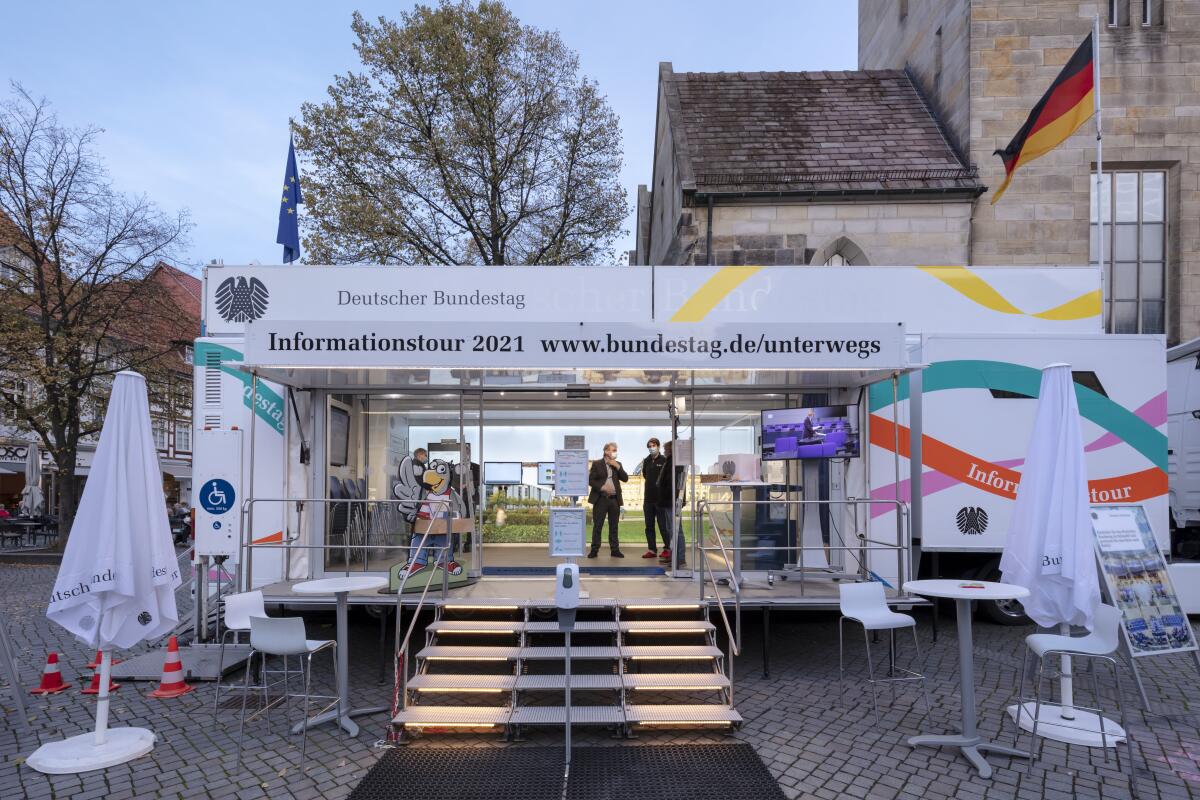 Außenansicht des Infomobils des Deutschen Bundestages auf dem Pferdemarkt in Hameln. Außenansicht des Infomobils des Deutschen Bundestages auf dem Pferdemarkt in Hameln.