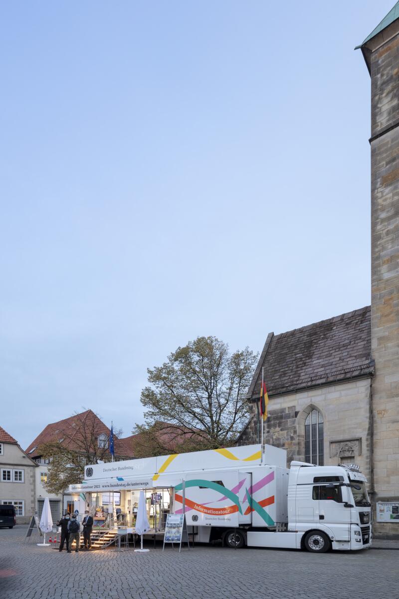 Außenansicht des Infomobils des Deutschen Bundestages auf dem Pferdemarkt in Hameln. Außenansicht des Infomobils des Deutschen Bundestages auf dem Pferdemarkt in Hameln.