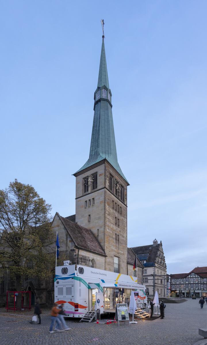 Außenansicht des Infomobils des Deutschen Bundestages auf dem Pferdemarkt in Hameln. Außenansicht des Infomobils des Deutschen Bundestages auf dem Pferdemarkt in Hameln.