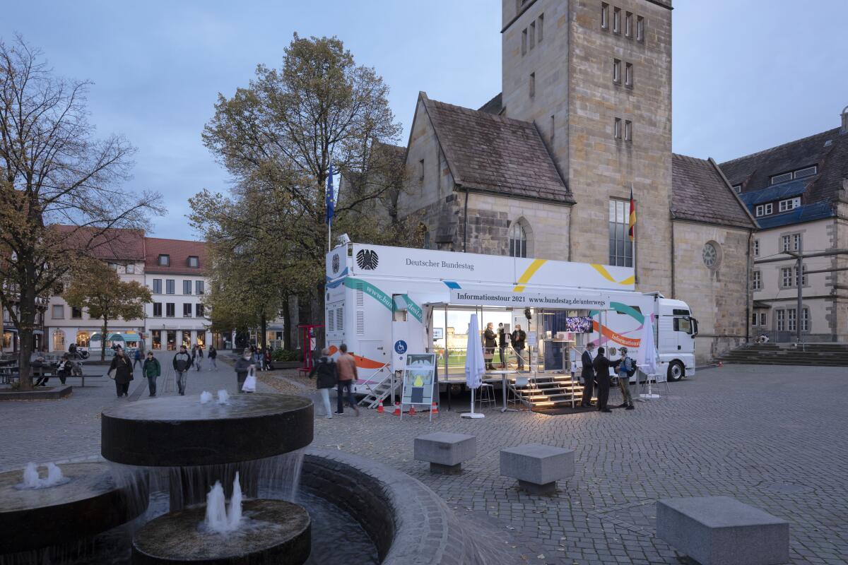 Außenansicht des Infomobils des Deutschen Bundestages auf dem Pferdemarkt in Hameln. Außenansicht des Infomobils des Deutschen Bundestages auf dem Pferdemarkt in Hameln.
