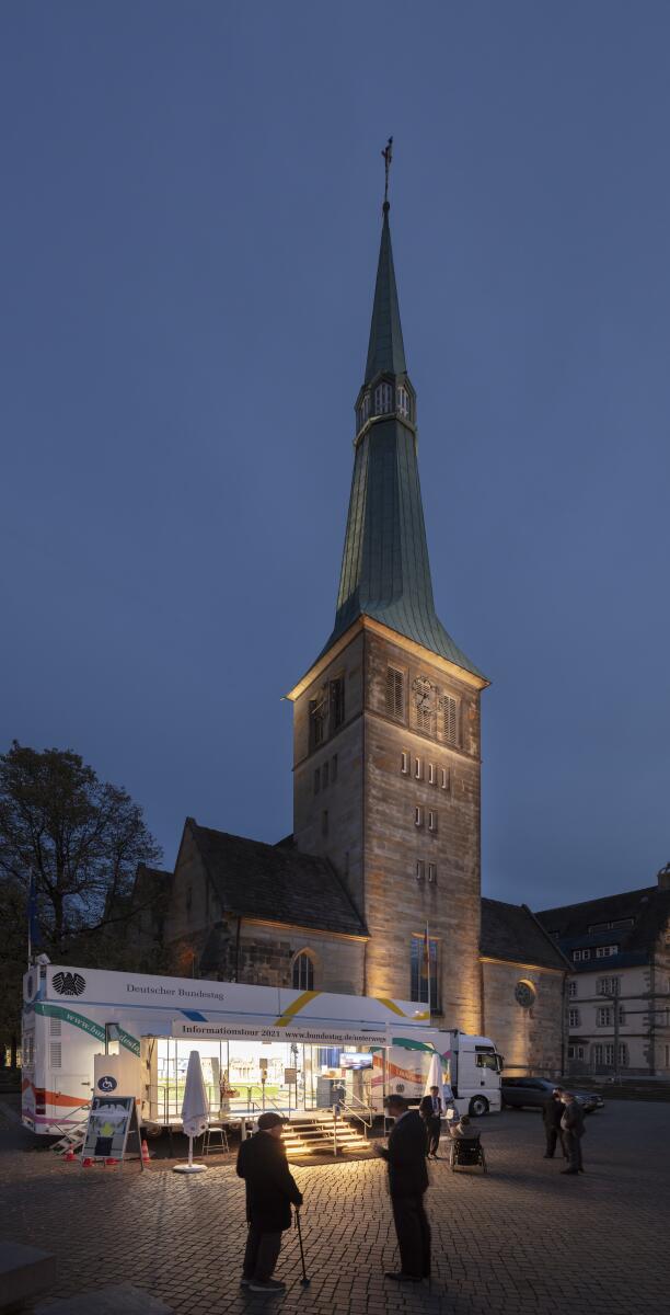 Außenansicht des Infomobils des Deutschen Bundestages auf dem Pferdemarkt in Hameln bei Abenddämmerung. Außenansicht des Infomobils des Deutschen Bundestages auf dem Pferdemarkt in Hameln bei Abenddämmerung.