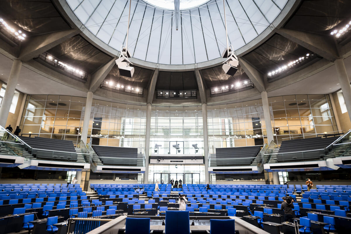 Plenarsaal des Bundestages wird für die konstituierende Sitzung hergerichtet. Plenarsaal des Bundestages wird für die konstituierende Sitzung hergerichtet.