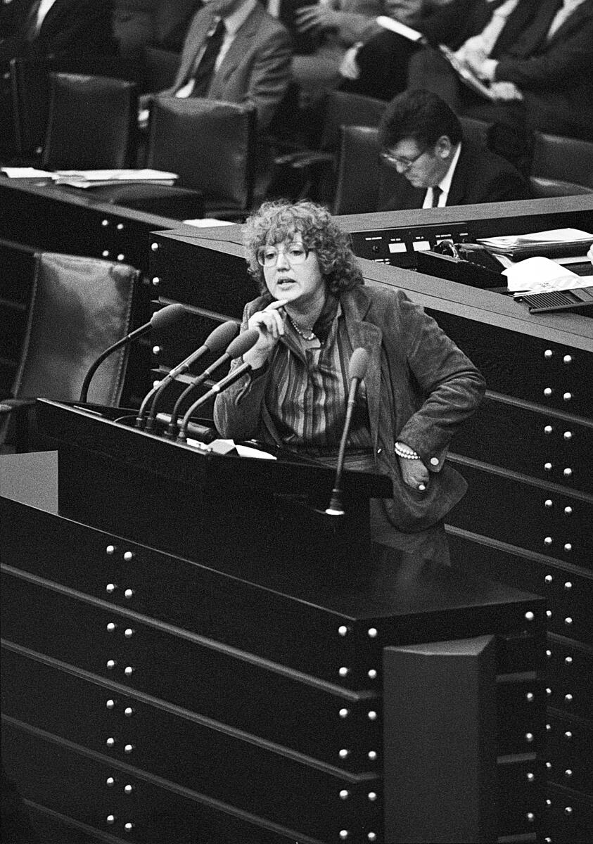 Renate Schmidt, SPD, Rede im Deutschen Bundestag, Plenarsitzung 127, TOP 1: Bundeshaushalt 1983 Schmidt, Renate Renate Schmidt, SPD, Rede im Deutschen Bundestag, Plenarsitzung 127, TOP 1: Bundeshaushalt 1983