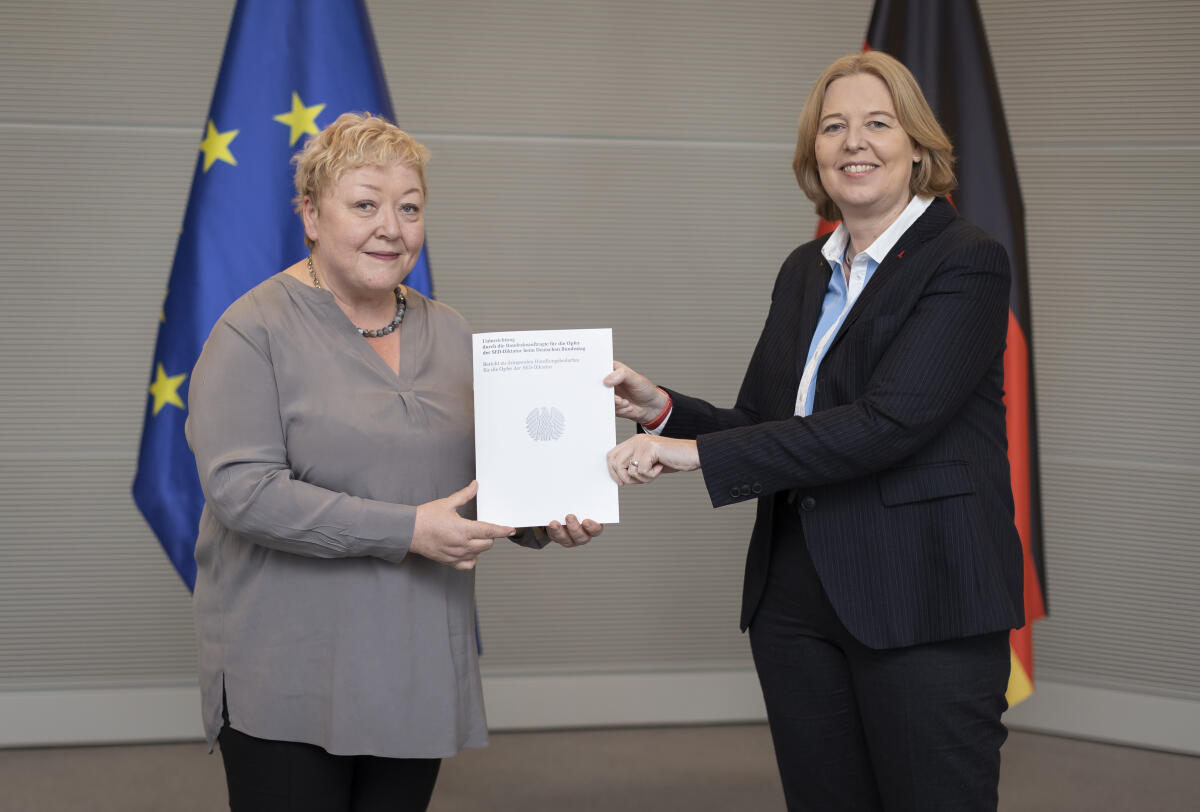 Übergabe des Berichts der ersten Bundesbeauftragten für die Opfer der SED-Diktatur, Evelyn Zupke, an Bundestagspräsidentin Bärbel Bas, SPD, MdB. Bas, Bärbel; Zupke, Evelyn Übergabe des Berichts der ersten Bundesbeauftragten für die Opfer der SED-Diktatur, Evelyn Zupke, an Bundestagspräsidentin Bärbel Bas, SPD, MdB.