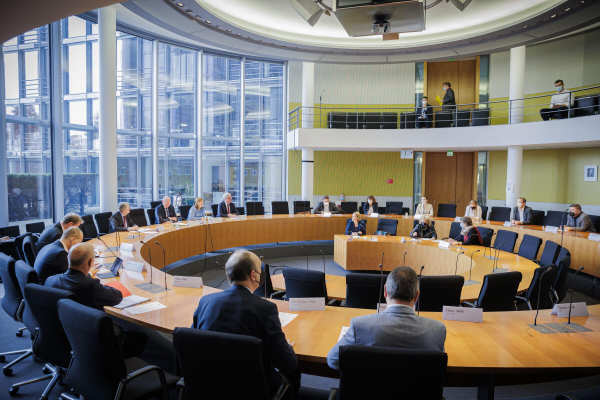 Yvonne Magwas, CDU/CSU, MdB, Vizepräsidentin des Deutschen Bundestages, eröffnet die konstituierende Sitzung des vorläufigen Petitionsausschusses.; Blick in den Sitzungssaal. Yvonne Magwas, CDU/CSU, MdB, Vizepräsidentin des Deutschen Bundestages, eröffnet die konstituierende Sitzung des vorläufigen Petitionsausschusses.; Blick in den Sitzungssaal.