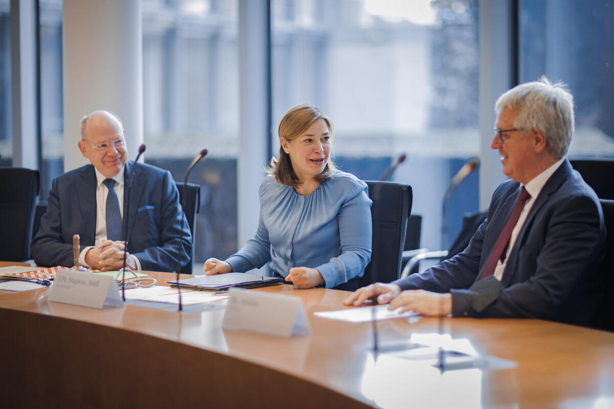Yvonne Magwas (m), CDU/CSU, MdB, Vizepräsidentin des Deutschen Bundestages, eröffnet die konstituierende Sitzung des vorläufigen Petitionsausschusses. Hier zusammen mit Norbert Paschmanns (l), Leiter Ausschusssekretariat, und Lorenz Müller (r), Direktor beim Deutschen Bundestag. Magwas, Yvonne; Müller, Lorenz; Paschmanns, Norbert Yvonne Magwas (m), CDU/CSU, MdB, Vizepräsidentin des Deutschen Bundestages, eröffnet die konstituierende Sitzung des vorläufigen Petitionsausschusses. Hier zusammen mit Norbert Paschmanns (l), Leiter Ausschusssekretariat, und Lorenz Müller (r), Direktor beim Deutschen Bundestag.