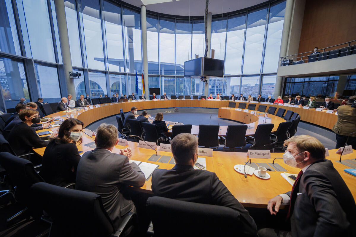 Konstituierende Sitzung des Hauptausschusses des 20. Deutschen Bundestages. ; Blick in den Sitzungssaal. Konstituierende Sitzung des Hauptausschusses des 20. Deutschen Bundestages. ; Blick in den Sitzungssaal.