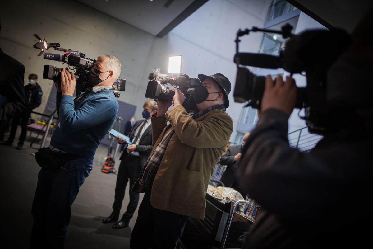 Kameramänner filmen vor Beginn der konstituierenden Sitzung des Hauptausschusses des 20. Deutschen Bundestages. Kameramänner filmen vor Beginn der konstituierenden Sitzung des Hauptausschusses des 20. Deutschen Bundestages.