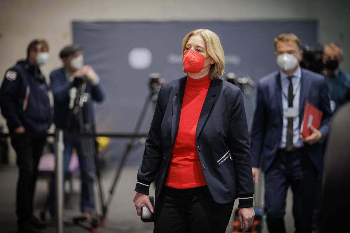 Bundestagspräsidentin Bärbel Bas, SPD, MdB, auf dem Weg zur konstituierenden Sitzung des Hauptausschusses des 20. Deutschen Bundestages. Bas, Bärbel Bundestagspräsidentin Bärbel Bas, SPD, MdB, auf dem Weg zur konstituierenden Sitzung des Hauptausschusses des 20. Deutschen Bundestages.