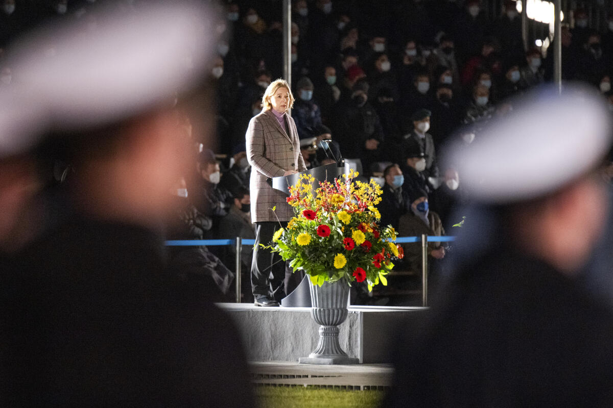 Feierliches Gelöbnis der Bundeswehr - Rekrutinnen und Rekruten legen zum 66. Gründungstag der Bundeswehr ihr Gelöbnis vor dem Reichstagsgebäude ab.; Hier hält Bundestagspräsidentin Bärbel Bas, SPD, MdB, die Gelöbnisansprache. Bas, Bärbel Feierliches Gelöbnis der Bundeswehr - Rekrutinnen und Rekruten legen zum 66. Gründungstag der Bundeswehr ihr Gelöbnis vor dem Reichstagsgebäude ab.; Hier hält Bundestagspräsidentin Bärbel Bas, SPD, MdB, die Gelöbnisansprache.