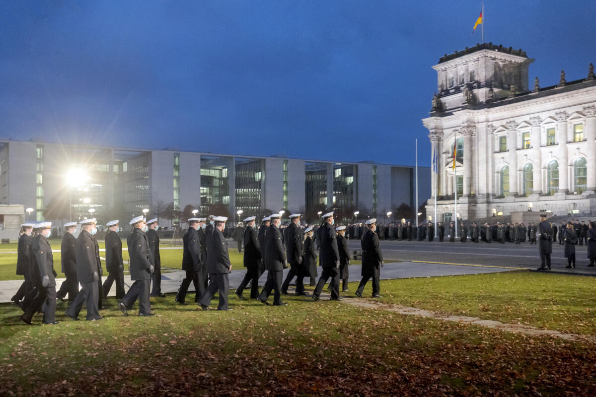 Feierliches Gelöbnis der Bundeswehr - Rekrutinnen und Rekruten legen zum 66. Gründungstag der Bundeswehr ihr Gelöbnis vor dem Reichstagsgebäude ab. Feierliches Gelöbnis der Bundeswehr - Rekrutinnen und Rekruten legen zum 66. Gründungstag der Bundeswehr ihr Gelöbnis vor dem Reichstagsgebäude ab.