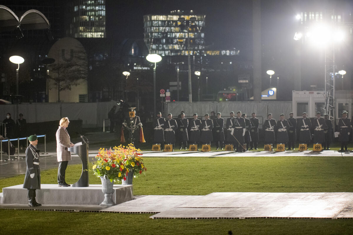 Feierliches Gelöbnis der Bundeswehr - Rekrutinnen und Rekruten legen zum 66. Gründungstag der Bundeswehr ihr Gelöbnis vor dem Reichstagsgebäude ab.; Bundestagspräsidentin Bärbel Bas (am Rednerpult), SPD, MdB, hält die Gelöbnisansprache. Feierliches Gelöbnis der Bundeswehr - Rekrutinnen und Rekruten legen zum 66. Gründungstag der Bundeswehr ihr Gelöbnis vor dem Reichstagsgebäude ab.; Bundestagspräsidentin Bärbel Bas (am Rednerpult), SPD, MdB, hält die Gelöbnisansprache.
