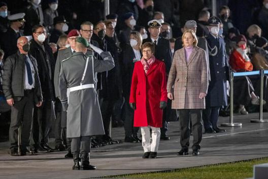 Bas, Bärbel; Kramp-Karrenbauer, Annegret Reichstagsgebäude, Platz der Republik