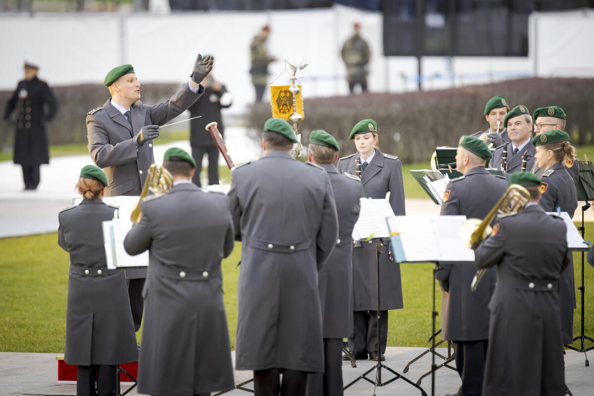 Feierliches Gelöbnis der Bundeswehr - Rekrutinnen und Rekruten legen zum 66. Gründungstag der Bundeswehr ihr Gelöbnis vor dem Reichstagsgebäude ab.; Hier: Platzkonzert des Stabsmusikkorps der Bundeswehr. Feierliches Gelöbnis der Bundeswehr - Rekrutinnen und Rekruten legen zum 66. Gründungstag der Bundeswehr ihr Gelöbnis vor dem Reichstagsgebäude ab.; Hier: Platzkonzert des Stabsmusikkorps der Bundeswehr.