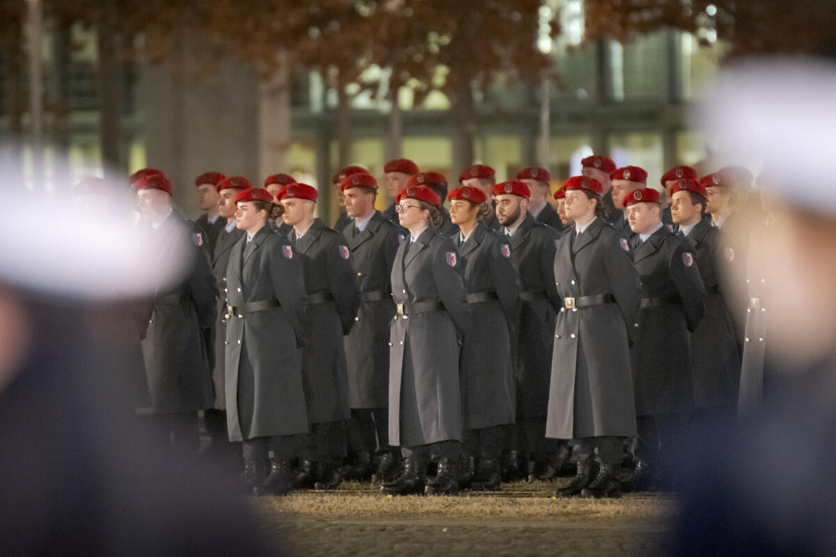 Feierliches Gelöbnis der Bundeswehr - Rekrutinnen und Rekruten legen zum 66. Gründungstag der Bundeswehr ihr Gelöbnis vor dem Reichstagsgebäude ab. Feierliches Gelöbnis der Bundeswehr - Rekrutinnen und Rekruten legen zum 66. Gründungstag der Bundeswehr ihr Gelöbnis vor dem Reichstagsgebäude ab.