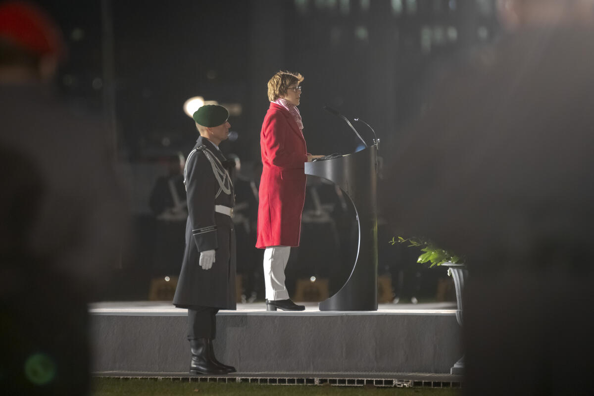 Feierliches Gelöbnis der Bundeswehr - Rekrutinnen und Rekruten legen zum 66. Gründungstag der Bundeswehr ihr Gelöbnis vor dem Reichstagsgebäude ab.; Hier eröffnet die Bundesministerin der Verteidigung, Frau Annegret Kramp-Karrenbauer, das feierliche Gelöbnis mit einer Ansprache. Kramp-Karrenbauer, Annegret Feierliches Gelöbnis der Bundeswehr - Rekrutinnen und Rekruten legen zum 66. Gründungstag der Bundeswehr ihr Gelöbnis vor dem Reichstagsgebäude ab.; Hier eröffnet die Bundesministerin der Verteidigung, Frau Annegret Kramp-Karrenbauer, das feierliche Gelöbnis mit einer Ansprache.