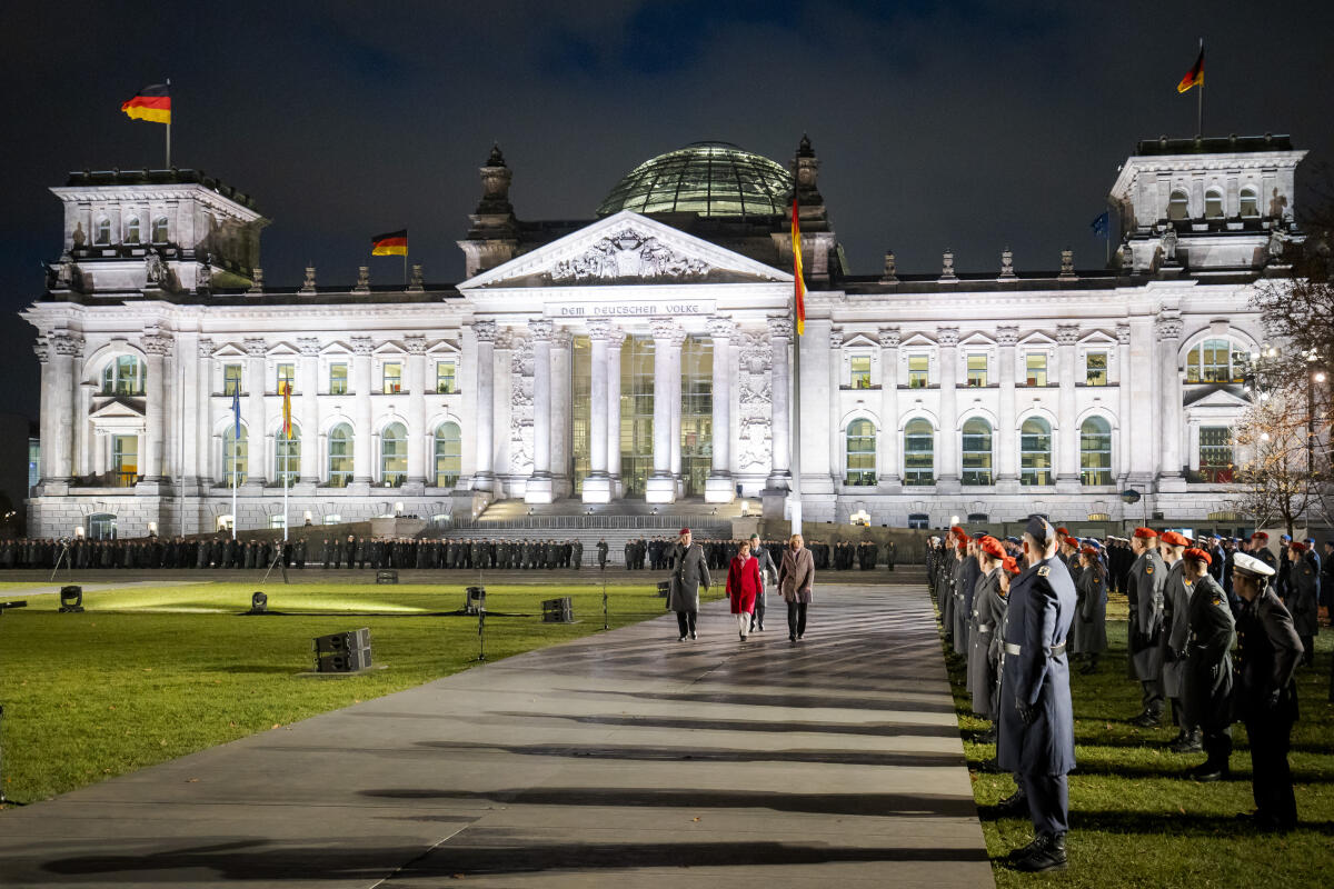 Feierliches Gelöbnis der Bundeswehr - Rekrutinnen und Rekruten legen zum 66. Gründungstag der Bundeswehr ihr Gelöbnis vor dem Reichstagsgebäude ab.; Gemeinsames Eintreffen der Bundestagspräsidentin Bärbel Bas und der Bundesministerin der Verteidigung, Frau Annegret Kramp-Karrenbauer mit dem Generalinspekteur der Bundeswehr. Feierliches Gelöbnis der Bundeswehr - Rekrutinnen und Rekruten legen zum 66. Gründungstag der Bundeswehr ihr Gelöbnis vor dem Reichstagsgebäude ab.; Gemeinsames Eintreffen der Bundestagspräsidentin Bärbel Bas und der Bundesministerin der Verteidigung, Frau Annegret Kramp-Karrenbauer mit dem Generalinspekteur der Bundeswehr.