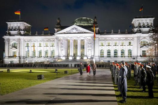  Reichstagsgebäude, Platz der Republik