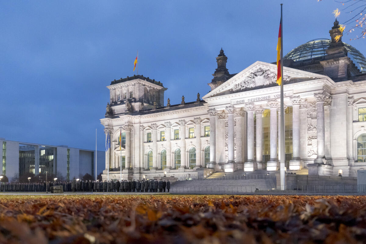 Feierliches Gelöbnis der Bundeswehr - Rekrutinnen und Rekruten legen zum 66. Gründungstag der Bundeswehr ihr Gelöbnis vor dem Reichstagsgebäude ab. Feierliches Gelöbnis der Bundeswehr - Rekrutinnen und Rekruten legen zum 66. Gründungstag der Bundeswehr ihr Gelöbnis vor dem Reichstagsgebäude ab.