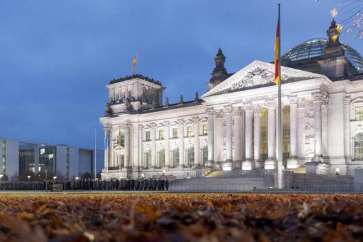  Reichstagsgebäude, Platz der Republik