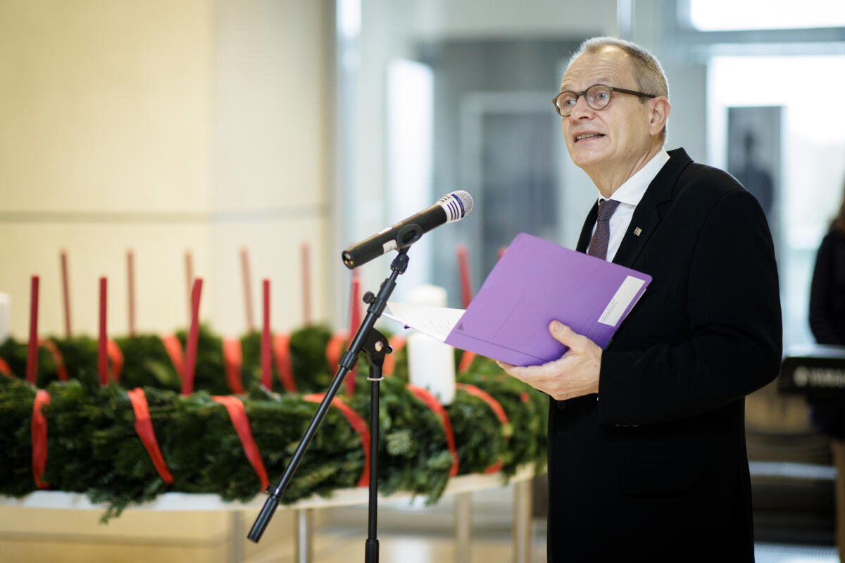 Der Präsident der Diakonie Deutschland Ulrich Lilie bei der Übergabe des Wichern-Adventskranzes im Reichstagsgebäude. Lilie, Ulrich Der Präsident der Diakonie Deutschland Ulrich Lilie bei der Übergabe des Wichern-Adventskranzes im Reichstagsgebäude.