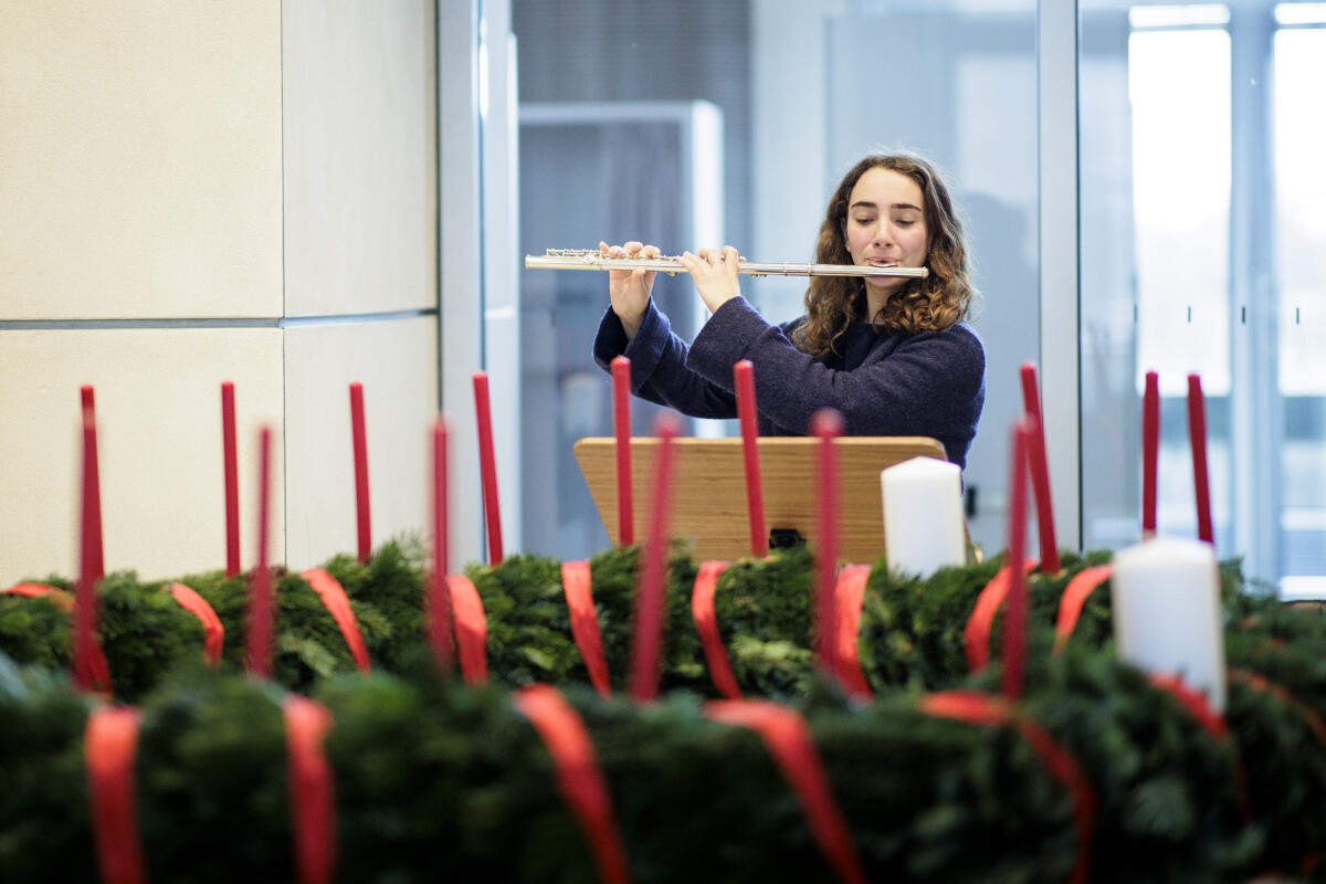 Musikalische Darbietung bei der Übergabe des Wichern-Adventskranzes. Musikalische Darbietung bei der Übergabe des Wichern-Adventskranzes.