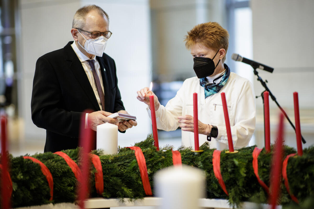 Bundestagsvizepräsidentin Petra Pau (r), Die Linke, MdB, und der Präsident der Diakonie Deutschland Ulrich Lilie (l) bei der Übergabe des Wichern-Adventskranzes im Reichstagsgebäude. Pau, Petra; Lilie, Ulrich Bundestagsvizepräsidentin Petra Pau (r), Die Linke, MdB, und der Präsident der Diakonie Deutschland Ulrich Lilie (l) bei der Übergabe des Wichern-Adventskranzes im Reichstagsgebäude.