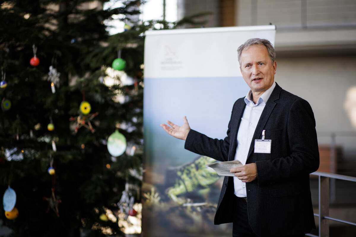 Übergabe des Weihnachtsbaumes des Verbands Naturparke Deutschland e. V. an den Deutschen Bundestag im Paul-Löbe-Haus. Der Verband Deutscher Naturparke e. V. wird vertreten durch den Präsidenten Herrn Friedel Heuwinkel, Landrat a. D., sowie den Leiter des Naturparks Dahme-Heideseen, Herrn Carsten Preuß (im Bild). Übergabe des Weihnachtsbaumes des Verbands Naturparke Deutschland e. V. an den Deutschen Bundestag im Paul-Löbe-Haus. Der Verband Deutscher Naturparke e. V. wird vertreten durch den Präsidenten Herrn Friedel Heuwinkel, Landrat a. D., sowie den Leiter des Naturparks Dahme-Heideseen, Herrn Carsten Preuß (im Bild).