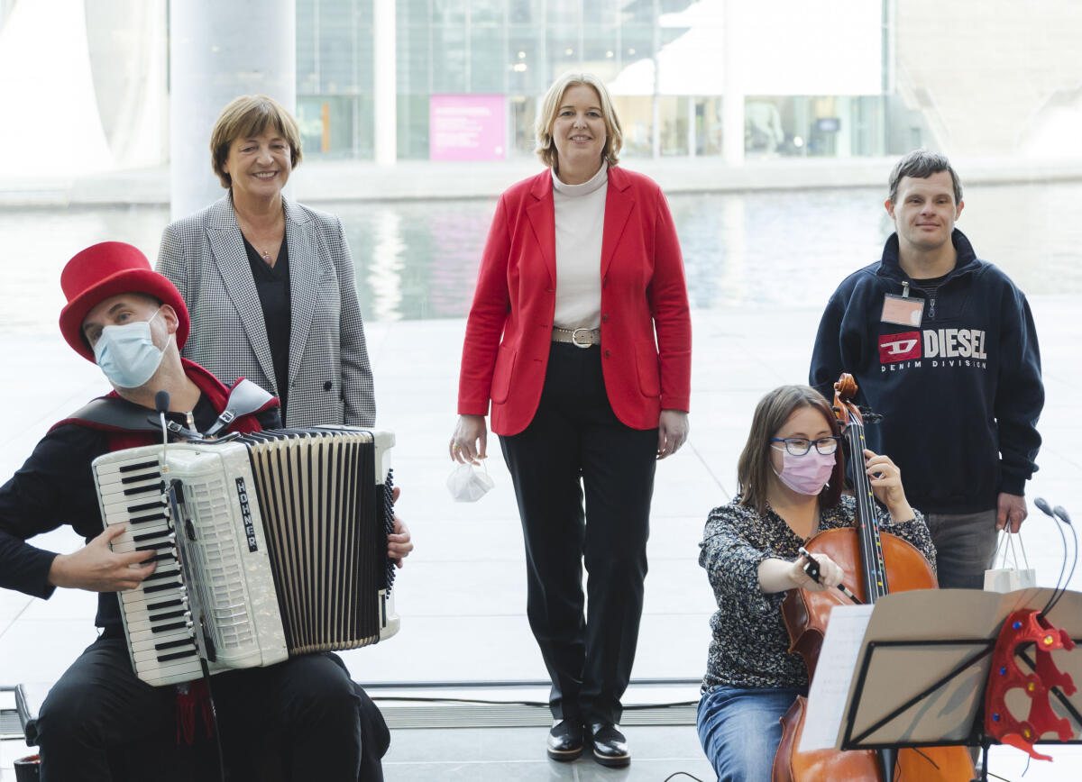 Bundestagspräsidentin Bärbel Bas (m), SPD, MdB, im Rahmen der Weihnachtsbaumübergabe durch die Bundesvereinigung Lebenshilfe e.V. im Paul-Löbe-Haus. Hier mit Ulla Schmidt (l), Bundesvorsitzende der Bundesvereinigung Lebenshilfe e. V. und Sebastian Urbanski, Bundesvorstand der Lebenshilfe (r). Die feierliche Übergabe wird musikalisch begleitet. Bas, Bärbel; Schmidt, Ulla Bundestagspräsidentin Bärbel Bas (m), SPD, MdB, im Rahmen der Weihnachtsbaumübergabe durch die Bundesvereinigung Lebenshilfe e.V. im Paul-Löbe-Haus. Hier mit Ulla Schmidt (l), Bundesvorsitzende der Bundesvereinigung Lebenshilfe e. V. und Sebastian Urbanski, Bundesvorstand der Lebenshilfe (r). Die feierliche Übergabe wird musikalisch begleitet.