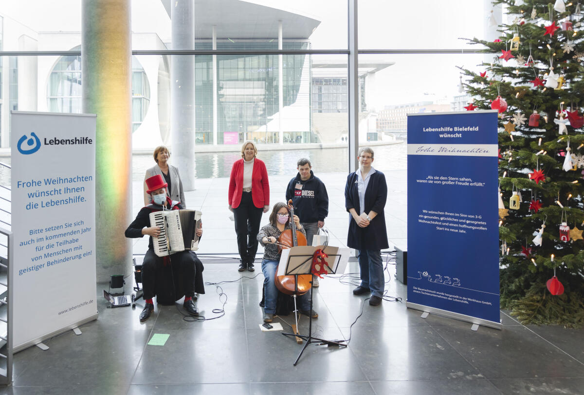 Bundestagspräsidentin Bärbel Bas (m), SPD, MdB, im Rahmen der Weihnachtsbaumübergabe durch die Bundesvereinigung Lebenshilfe e.V. im Paul-Löbe-Haus. Hier mit Ulla Schmidt (l), Bundesvorsitzende der Bundesvereinigung Lebenshilfe e. V., Sebastian Urbanski, Bundesvorstand der Lebenshilfe (2.vr), Ines Rose, Geschäftsführerin Werkhaus GmbH (r). Die feierliche Übergabe wird musikalisch begleitet. Bas, Bärbel; Schmidt, Ulla Bundestagspräsidentin Bärbel Bas (m), SPD, MdB, im Rahmen der Weihnachtsbaumübergabe durch die Bundesvereinigung Lebenshilfe e.V. im Paul-Löbe-Haus. Hier mit Ulla Schmidt (l), Bundesvorsitzende der Bundesvereinigung Lebenshilfe e. V., Sebastian Urbanski, Bundesvorstand der Lebenshilfe (2.vr), Ines Rose, Geschäftsführerin Werkhaus GmbH (r). Die feierliche Übergabe wird musikalisch begleitet.