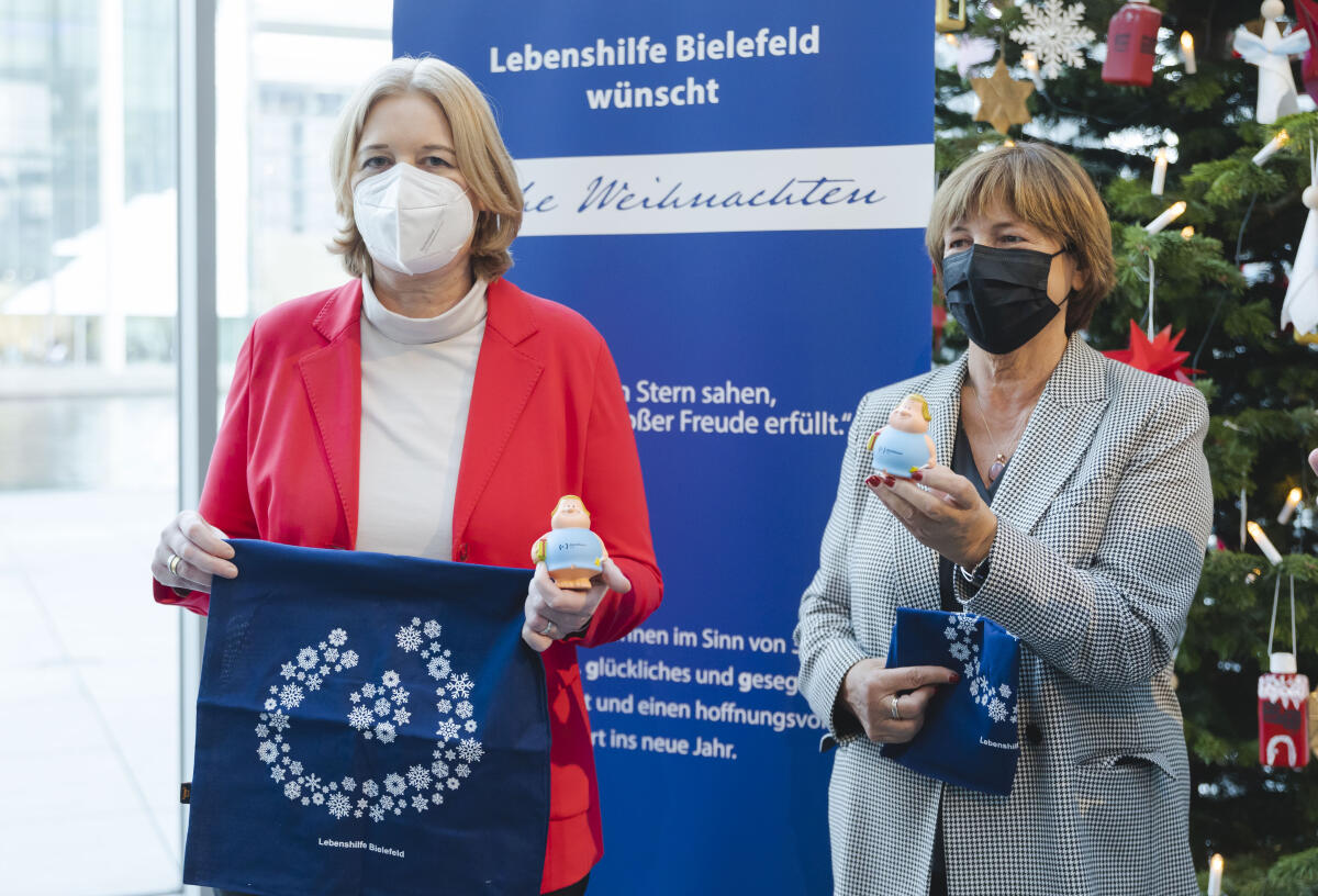 Bundestagspräsidentin Bärbel Bas (l), SPD, MdB, im Rahmen der Weihnachtsbaumübergabe durch die Bundesvereinigung Lebenshilfe e.V. im Paul-Löbe-Haus. Hier mit Ulla Schmidt (r), Bundesvorsitzende der Bundesvereinigung Lebenshilfe e. V. Bas, Bärbel; Schmidt, Ulla Bundestagspräsidentin Bärbel Bas (l), SPD, MdB, im Rahmen der Weihnachtsbaumübergabe durch die Bundesvereinigung Lebenshilfe e.V. im Paul-Löbe-Haus. Hier mit Ulla Schmidt (r), Bundesvorsitzende der Bundesvereinigung Lebenshilfe e. V.