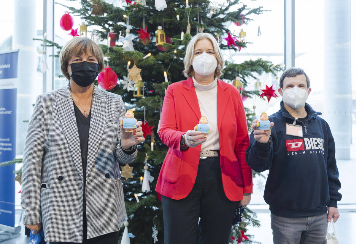 Bundestagspräsidentin Bärbel Bas (m), SPD, MdB, im Rahmen der Weihnachtsbaumübergabe durch die Bundesvereinigung Lebenshilfe e.V. im Paul-Löbe-Haus. Hier mit Ulla Schmidt (l), Bundesvorsitzende der Bundesvereinigung Lebenshilfe e. V. und Sebastian Urbanski, Bundesvorstand der Lebenshilfe (r). Bas, Bärbel; Schmidt, Ulla Bundestagspräsidentin Bärbel Bas (m), SPD, MdB, im Rahmen der Weihnachtsbaumübergabe durch die Bundesvereinigung Lebenshilfe e.V. im Paul-Löbe-Haus. Hier mit Ulla Schmidt (l), Bundesvorsitzende der Bundesvereinigung Lebenshilfe e. V. und Sebastian Urbanski, Bundesvorstand der Lebenshilfe (r).