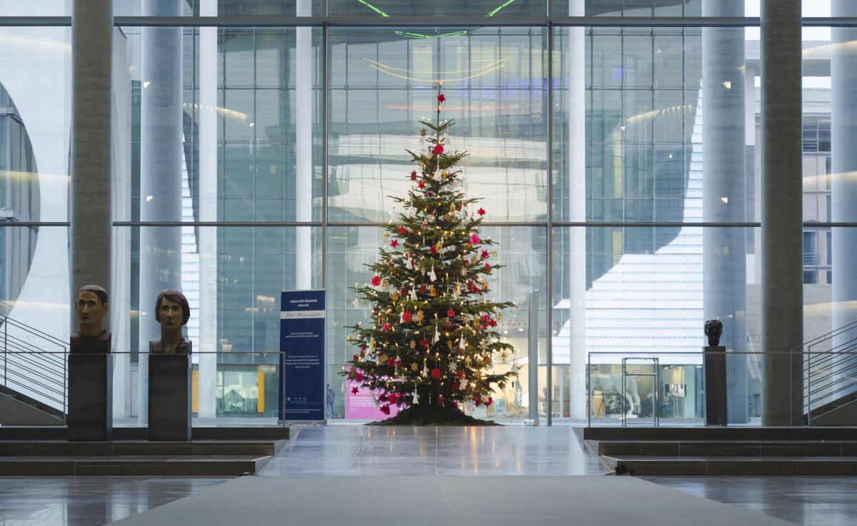 Weihnachtsbaumübergabe durch die Bundesvereinigung Lebenshilfe e.V. im Paul-Löbe-Haus. Weihnachtsbaumübergabe durch die Bundesvereinigung Lebenshilfe e.V. im Paul-Löbe-Haus.