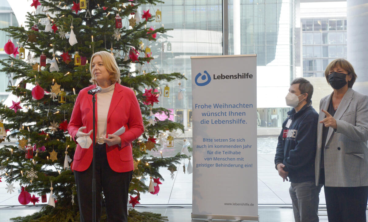Bas, Bärbel; Urbanski, Sebastian; Schmidt, Ulla Bundestagspräsidentin Bärbel Bas, SPD, (links), nimmt einen  Weihnachtsbaum der Lebenshilfe Berlin e.V. im Paul-Löbe-Haus entgegen. Den Baumschmuck haben Mitarbeiterinnen und Mitarbeiter der Werkhaus GmbH gefertigt, eine Werkstatt für Menschen mit Behinderung der Lebenshilfe Bielefeld.; Rechts im Bild: Bundesvorsitzende der Bundesvereinigung Lebenshilfe und Bundestagsvizepräsidentin a.D. Ulla Schmidt, SPD, und Sebastian Urbanski, Bundesvorstand der Lebenshilfe.