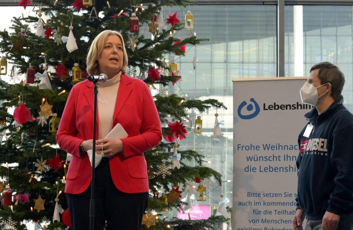Bundestagspräsidentin Bärbel Bas, SPD, nimmt einen Weihnachtsbaum der Lebenshilfe Berlin e.V. im Paul-Löbe-Haus entgegen. Den Baumschmuck haben Mitarbeiterinnen und Mitarbeiter der Werkhaus GmbH gefertigt, eine Werkstatt für Menschen mit Behinderung der Lebenshilfe Bielefeld. Rechts im Bild Sebastian Urbanski, Bundesvorstand der Lebenshilfe. Bas, Bärbel; Urbanski, Sebastian Bundestagspräsidentin Bärbel Bas, SPD, nimmt einen Weihnachtsbaum der Lebenshilfe Berlin e.V. im Paul-Löbe-Haus entgegen. Den Baumschmuck haben Mitarbeiterinnen und Mitarbeiter der Werkhaus GmbH gefertigt, eine Werkstatt für Menschen mit Behinderung der Lebenshilfe Bielefeld. Rechts im Bild Sebastian Urbanski, Bundesvorstand der Lebenshilfe.