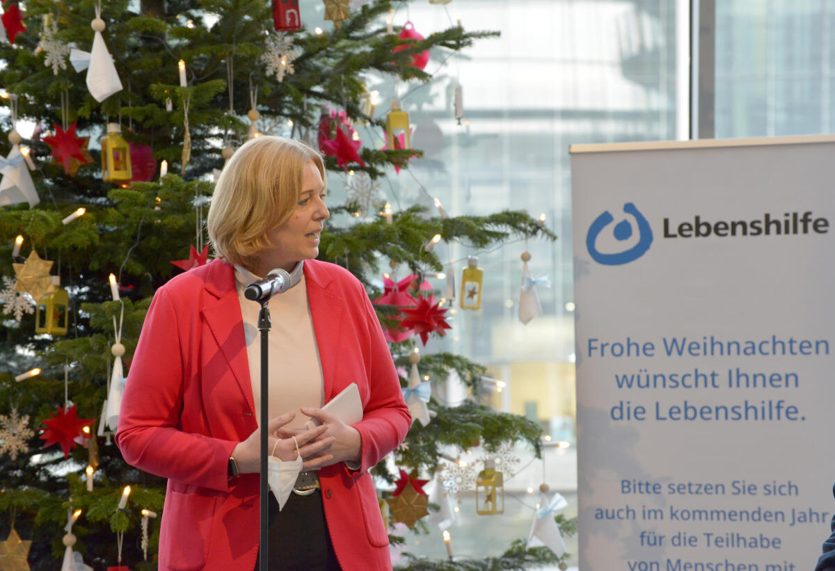 Bundestagspräsidentin Bärbel Bas, SPD, nimmt einen Weihnachtsbaum der Lebenshilfe Berlin e.V. im Paul-Löbe-Haus entgegen. Den Baumschmuck haben Mitarbeiterinnen und Mitarbeiter der Werkhaus GmbH gefertigt, eine Werkstatt für Menschen mit Behinderung der Lebenshilfe Bielefeld. Bas, Bärbel Bundestagspräsidentin Bärbel Bas, SPD, nimmt einen Weihnachtsbaum der Lebenshilfe Berlin e.V. im Paul-Löbe-Haus entgegen. Den Baumschmuck haben Mitarbeiterinnen und Mitarbeiter der Werkhaus GmbH gefertigt, eine Werkstatt für Menschen mit Behinderung der Lebenshilfe Bielefeld.