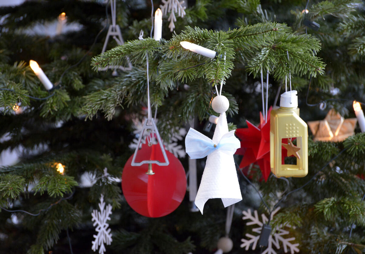 Bundestagspräsidentin Bärbel Bas, SPD, (hier nicht auf dem Bild) nimmt einen Weihnachtsbaum der Lebenshilfe Berlin e.V. im Paul-Löbe-Haus entgegen. Den Baumschmuck haben Mitarbeiterinnen und Mitarbeiter der Werkhaus GmbH gefertigt, eine Werkstatt für Menschen mit Behinderung der Lebenshilfe Bielefeld. Bundestagspräsidentin Bärbel Bas, SPD, (hier nicht auf dem Bild) nimmt einen Weihnachtsbaum der Lebenshilfe Berlin e.V. im Paul-Löbe-Haus entgegen. Den Baumschmuck haben Mitarbeiterinnen und Mitarbeiter der Werkhaus GmbH gefertigt, eine Werkstatt für Menschen mit Behinderung der Lebenshilfe Bielefeld.