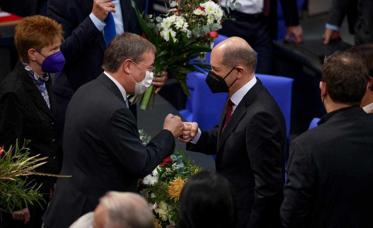 Laschet, Armin; Scholz, Olaf Wahl und Vereidigung des Bundeskanzlers.; Armin Laschet (l), CDU/CSU, MdB, gratuliert Olaf Scholz (r), SPD, MdB, zur Wahl zum Bundeskanzler.