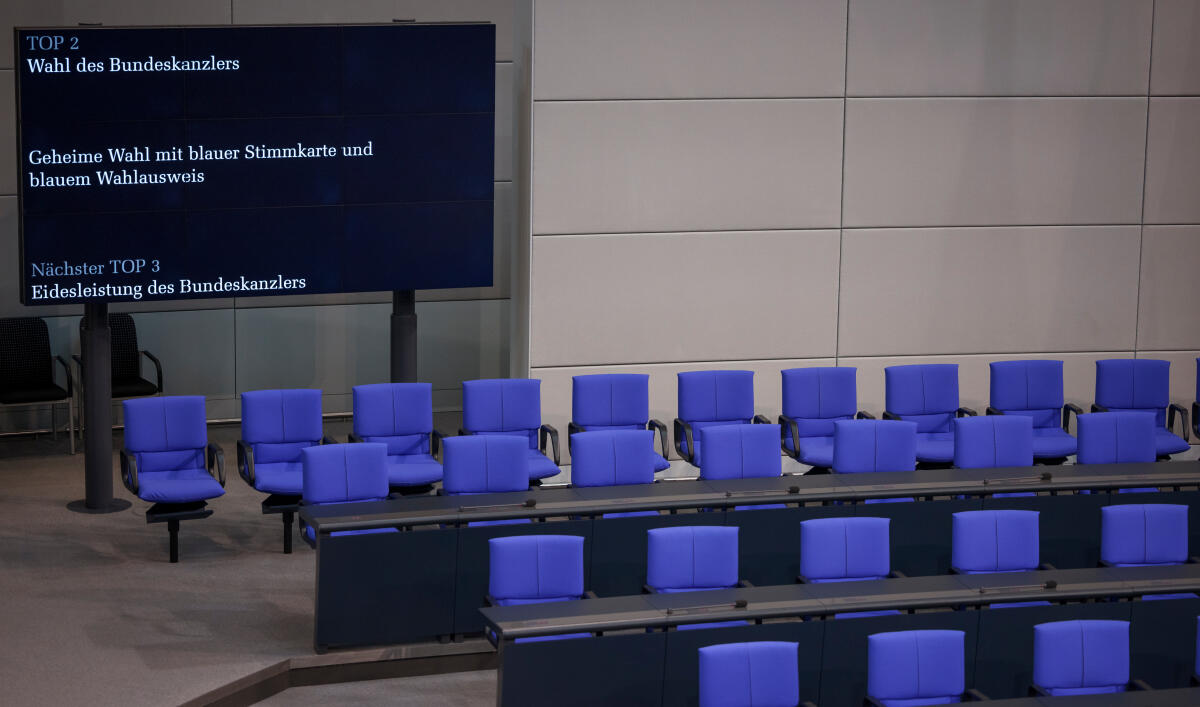  Deutscher Bundestag 5. Sitzung, Blick auf die noch leere Regierungsbank während der Wahl des Bundeskanzlers Olaf Scholz (SPD).