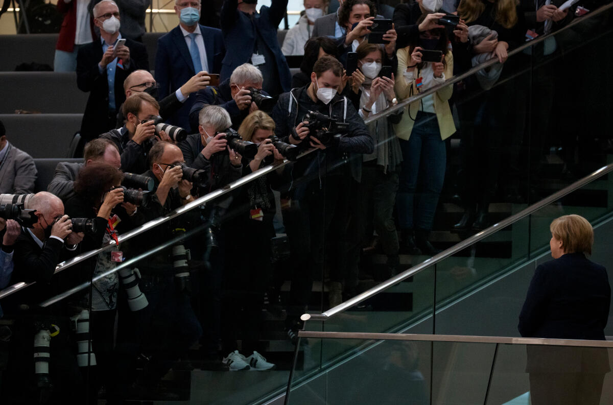 Deutscher Bundestag 5. Sitzung, Dr. Angela Merkel (CDU, ehemalige Bundeskanzlerin) befindet sich während der Wahl des Bundeskanzlers auf der Ehrentribüne und wird von einigen Fotografen abgelichtet. Merkel, Angela Deutscher Bundestag 5. Sitzung, Dr. Angela Merkel (CDU, ehemalige Bundeskanzlerin) befindet sich während der Wahl des Bundeskanzlers auf der Ehrentribüne und wird von einigen Fotografen abgelichtet.