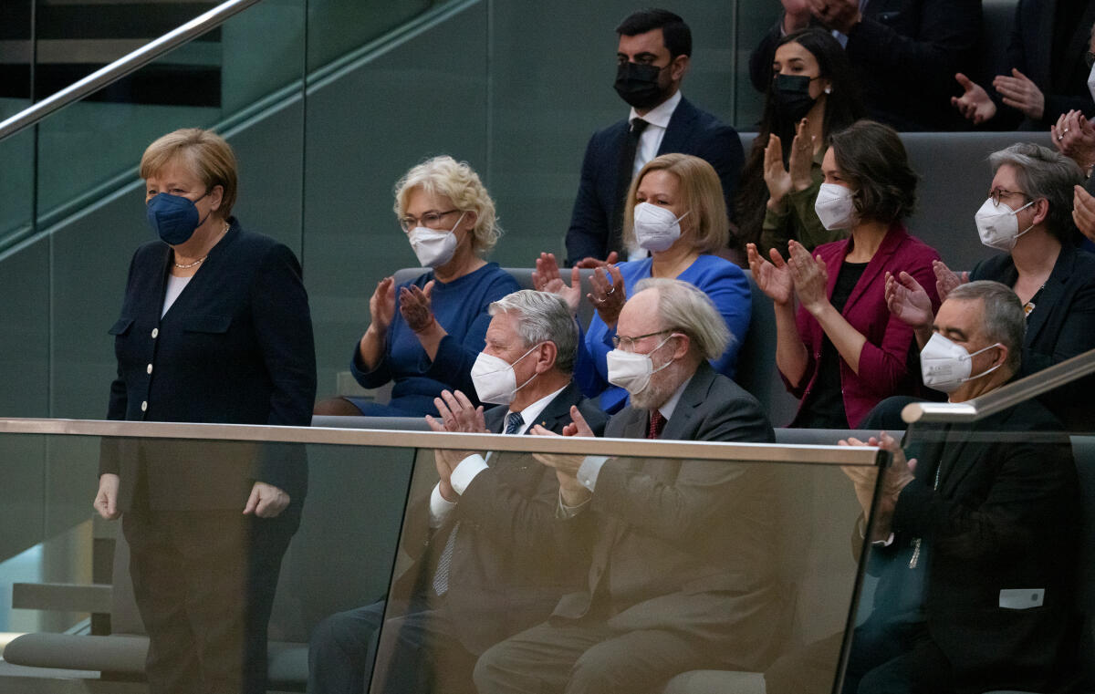 Merkel, Angela; Gauck, Joachim; Thierse, Wolfgang Wahl und Eidesleistung des Bundeskanzlers Olaf Scholz, SPD, MdB. Angela Merkel (l) auf der Besuchertribüne.