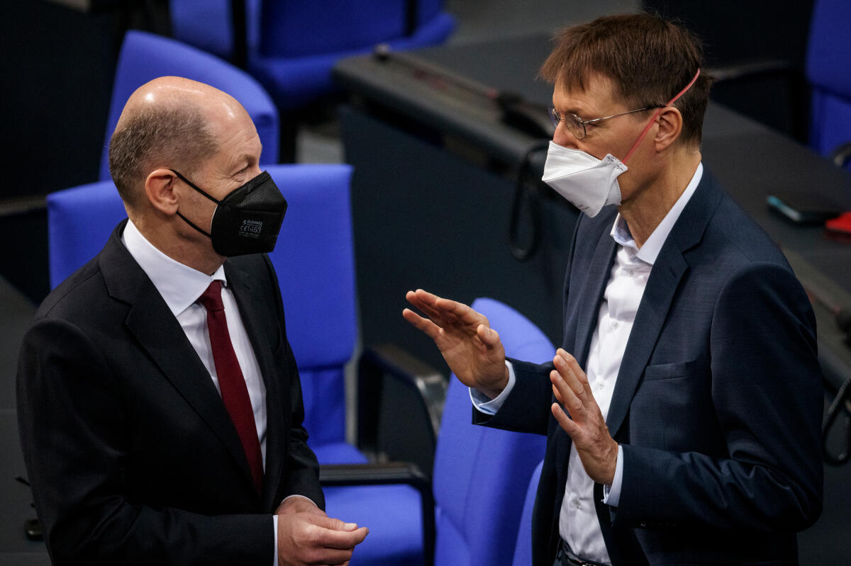 Scholz, Olaf; Lauterbach, Karl Wahl und Eidesleistung des Bundeskanzlers Olaf Scholz, SPD, MdB. Olaf Scholz (l) mit Karl Lauterbach (r), SPD, MdB.