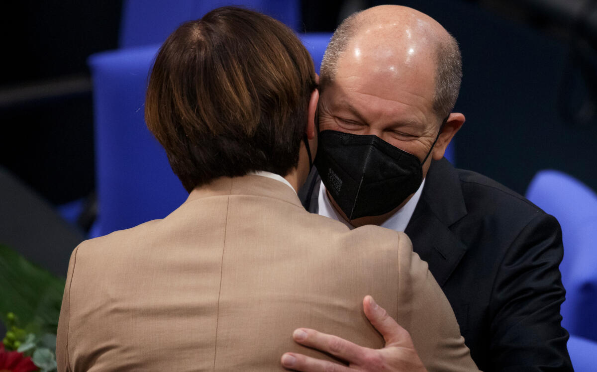 Scholz, Olaf; Esken, Saskia Wahl und Eidesleistung des Bundeskanzlers Olaf Scholz (r), SPD, MdB. Bundesvorsitzende der SPD, Saskia Esken (l), MdB, gratuliert Olaf Scholz zur gewonnenen Wahl.